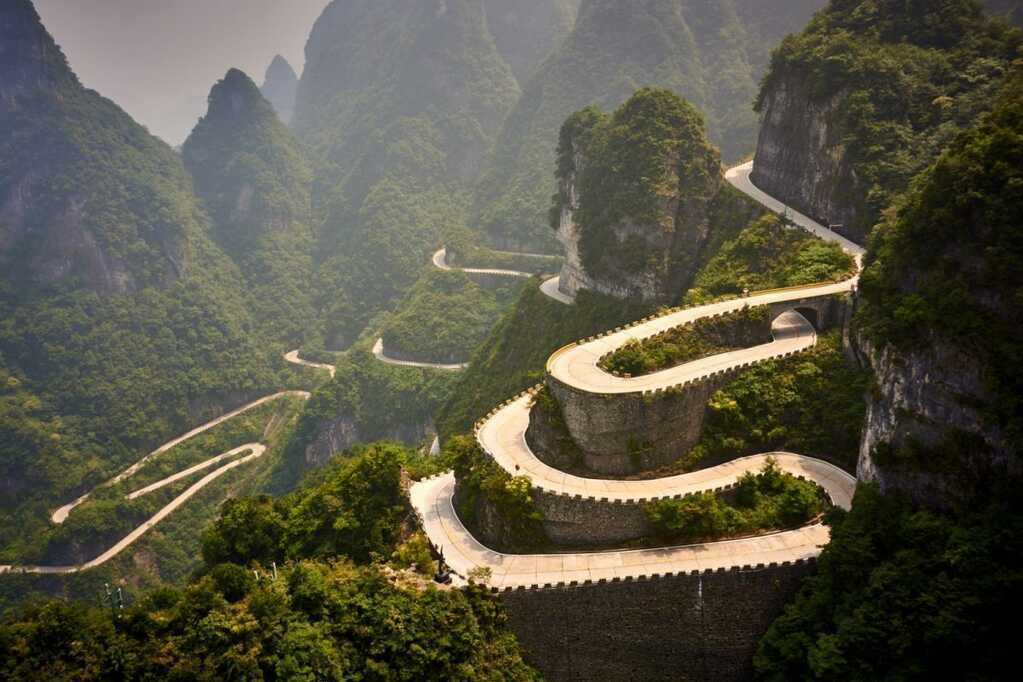 Đại lộ Thông Thiên: Cung đường lái xe 'điên rồ' nhất trên Trái Đất- Ảnh 3. Đại lộ Thông Thiên: Cung đường lái xe 'điên rồ' nhất trên Trái Đất- Ảnh 3.