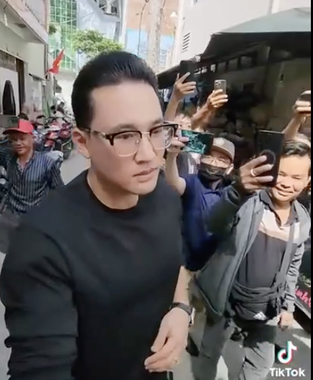 Bị TikToker chĩa máy vào mặt quay phim, kiện được không?
