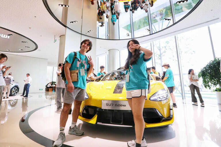 100.000 người tranh 200 suất thăm quan nhà máy xe điện Trung Quốc