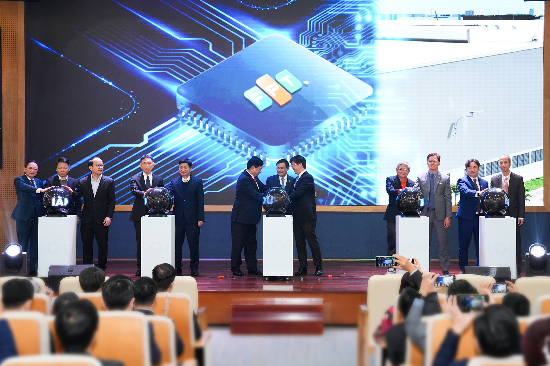 Thứ trưởng Bùi Hoàng Phương: 