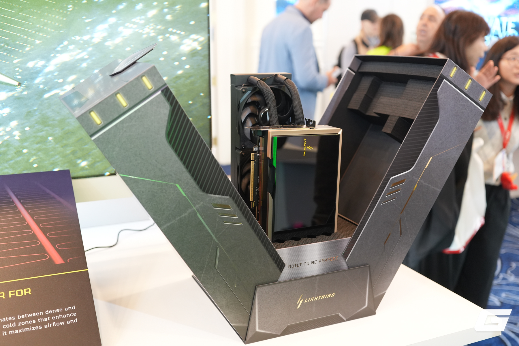 MSI tái xuất dòng LIGHTNING tại CES 2026 với “quái vật” RTX 5090: vượt giới hạn 1000W và có màn hình khổng lồ