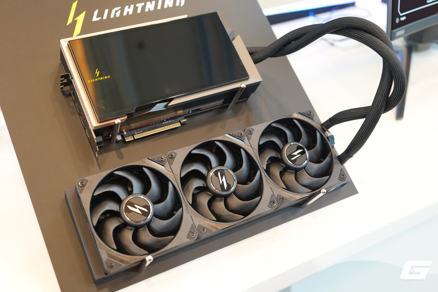 MSI tái xuất dòng LIGHTNING tại CES 2026 với “quái vật” RTX 5090: vượt giới hạn 1000W và có màn hình khổng lồ