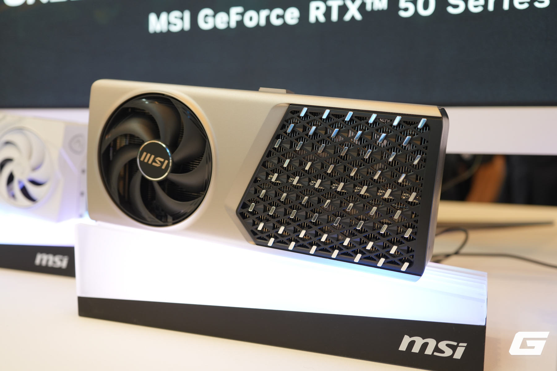 MSI tái xuất dòng LIGHTNING tại CES 2026 với “quái vật” RTX 5090: vượt giới hạn 1000W và có màn hình khổng lồ