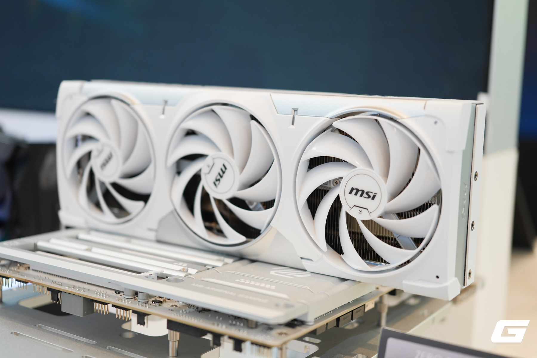 MSI tái xuất dòng LIGHTNING tại CES 2026 với “quái vật” RTX 5090: vượt giới hạn 1000W và có màn hình khổng lồ