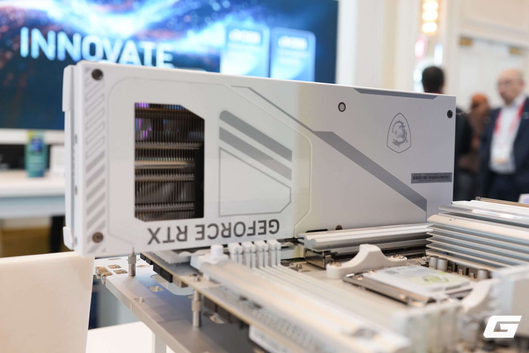 MSI tái xuất dòng LIGHTNING tại CES 2026 với “quái vật” RTX 5090: vượt giới hạn 1000W và có màn hình khổng lồ