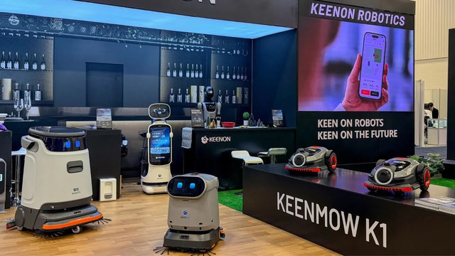 Nhà sản xuất robot Trung Quốc ra mắt quản gia hình người và máy cắt cỏ tự hành tại CES 2026