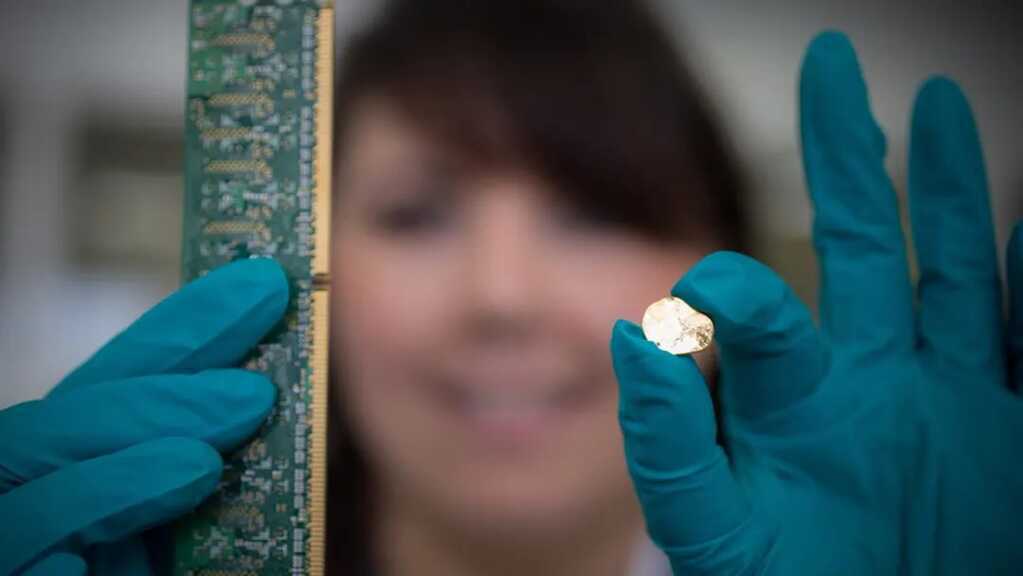 Công nghệ thu hồi hơn 98% vàng từ điện thoại cũ trong 20 phút