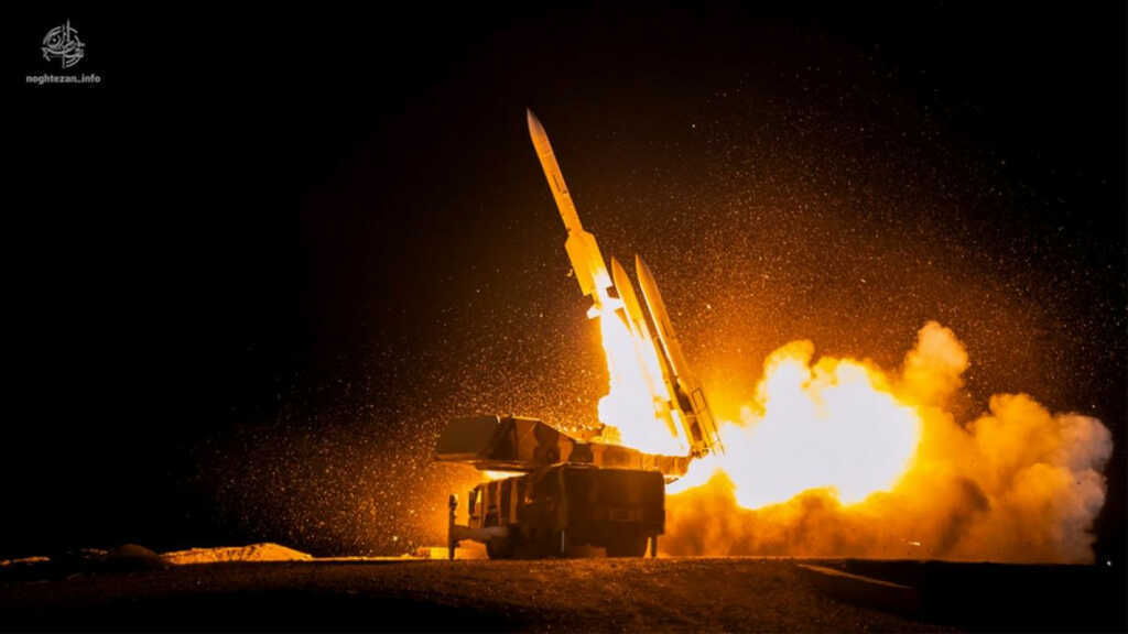 Tên lửa Sevom Khordad tầm bắn 200km, hạ drone RQ-4 Global Hawk Mỹ khiến thế giới kinh ngạc