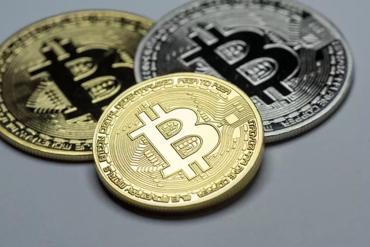 Bitcoin thủng mốc 61.000 USD, niềm tin 