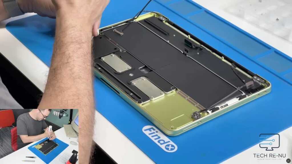 ‘Mổ bụng’ MacBook Neo hé lộ điều bất ngờ