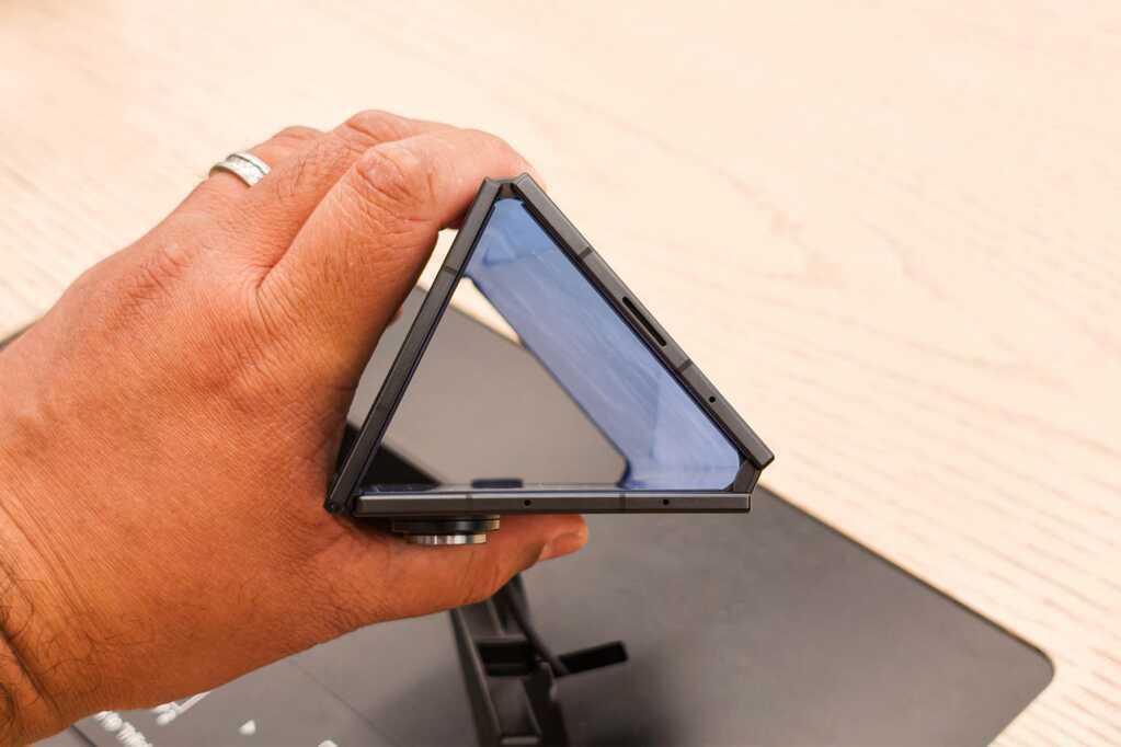 Hãng điện thoại hàng đầu thế giới tham vọng chiếc smartphone gập ‘điên rồ’