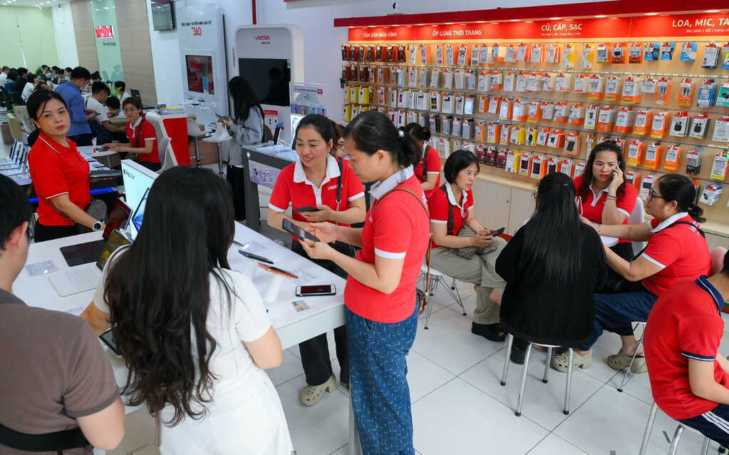 Ngày đầu xác thực thuê bao:42% tự xác thực qua MyViettel, cửa hàng không quá tải
