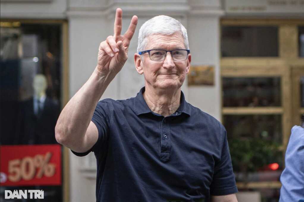Tim Cook rời ghế CEO, John Ternus kế nhiệm