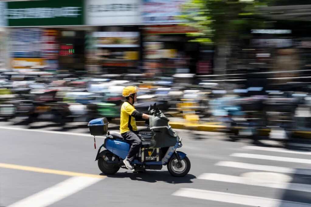 Trung Quốc tuýt còi thuật toán bóc lột tài xế của các app giao hàng, gọi xe