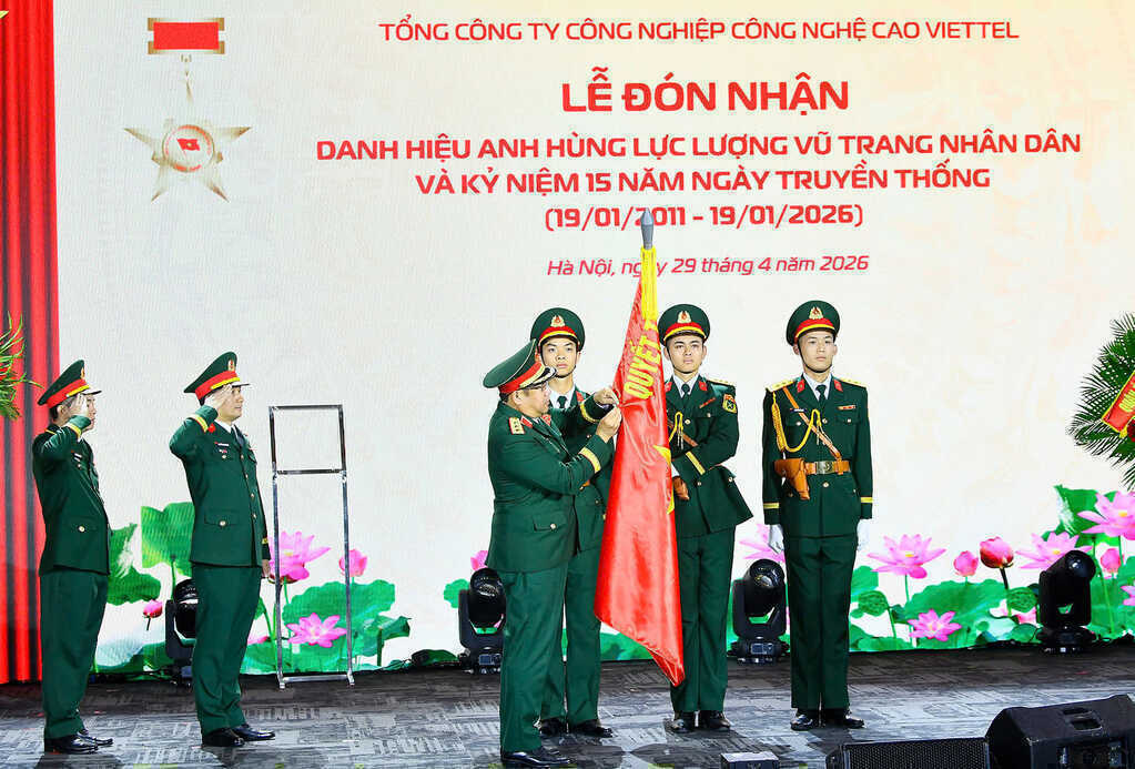 Thượng tướng Phạm Hoài Nam, Ủy viên Trung ương Đảng, Ủy viên Thường vụ Quân ủy Trung ương, Thứ trưởng Bộ Quốc phòng, trao danh hiệu Anh hùng Lực lượng vũ trang nhân dân cho TCT Công nghiệp Công nghệ cao Viette.jpg