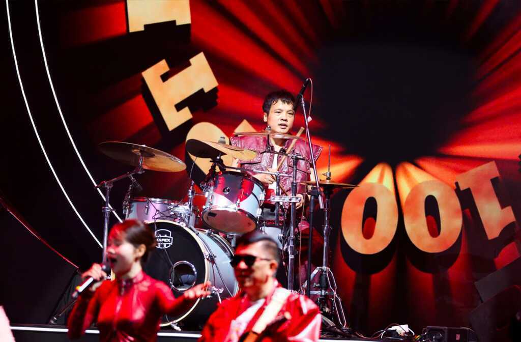 CEO Nguyễn Văn Khoa chơi trống đậm chất rock 