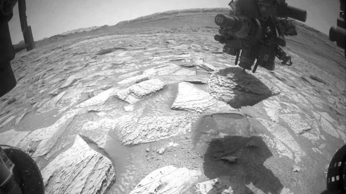 6 ngày robot Curiosity của NASA bị bắt giữ bởi một vật thể trên sao Hoả
