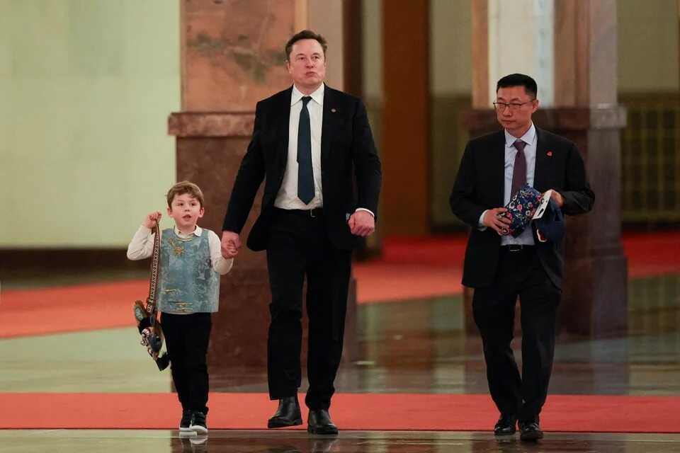 Elon Musk sang Trung Quốc khiến luật sư phải xin lỗi