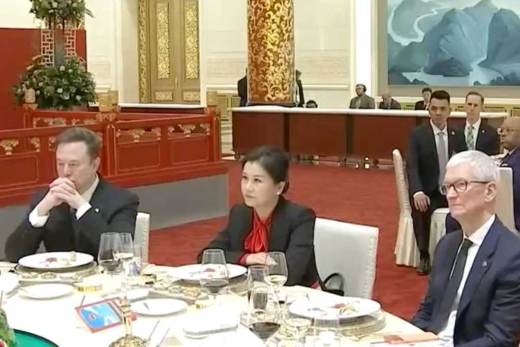 Lens Technology chairwoman Zhou Qunfei seated between Apple’s Tim Cook and Tesla’s Elon Musk at China’s state banquet hosted by Chinese President Xi Jinping on Thursday night. Photo: CCTV