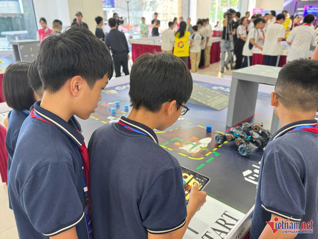 Hơn 200 học sinh cấp 2 tranh tài tại giải đấu robot AI đầu tiên ở phía Bắc