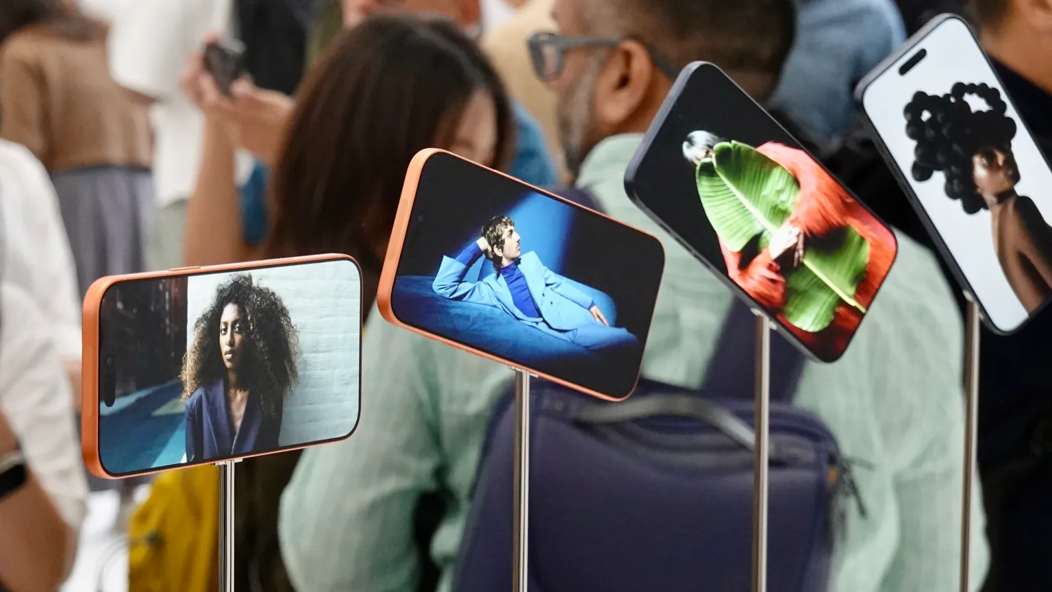 Apple bắt tay cả Samsung lẫn Intel cho linh kiện sống còn trên iPhone