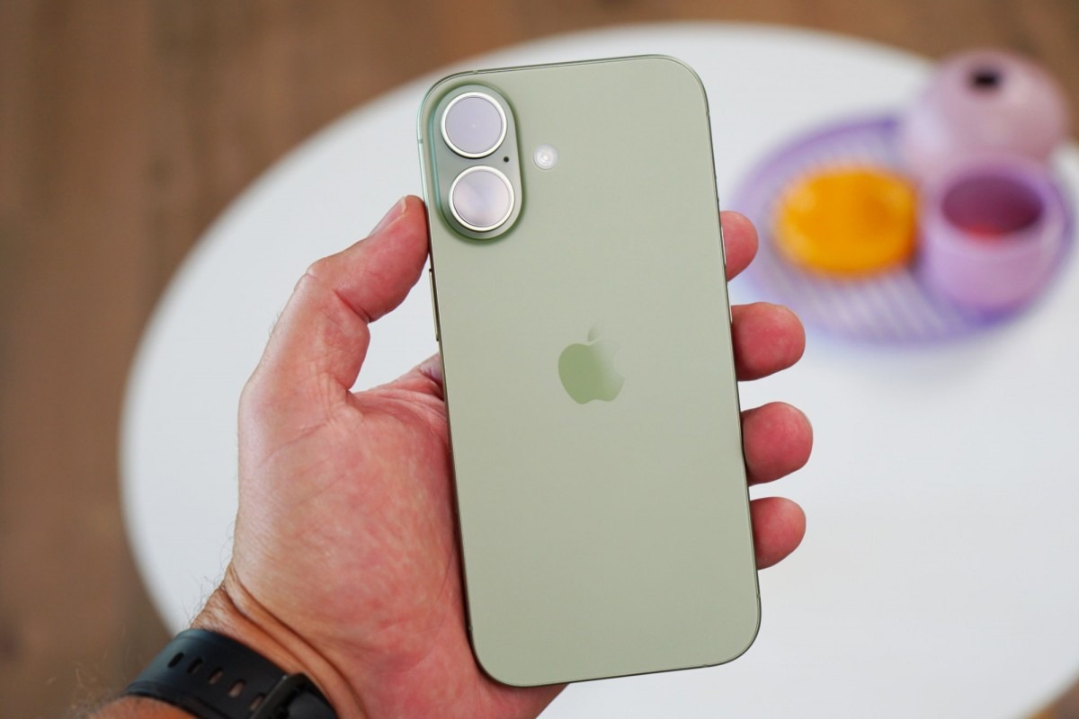 iPhone 17 trở thành điện thoại bán chạy nhất thế giới