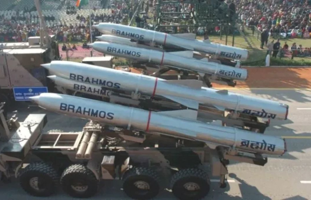 Tên lửa BrahMos Philippines phô uy lực trước các hạm đội tàu chiến khổng lồ