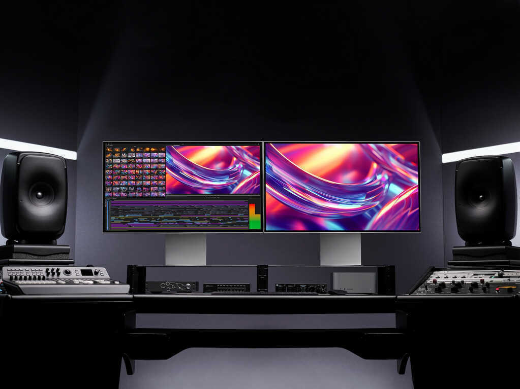 1. ultrafine uhd 4k 5k key visual 2025 ambient image 32u990a 5.jpg