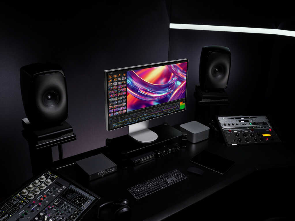 2. ultrafine uhd 4k 5k key visual 2025 ambient image 32u990a 6.jpg