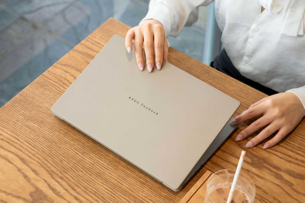 ASUS Zenbook A14: Mỏng nhẹ mà mạnh mẽ