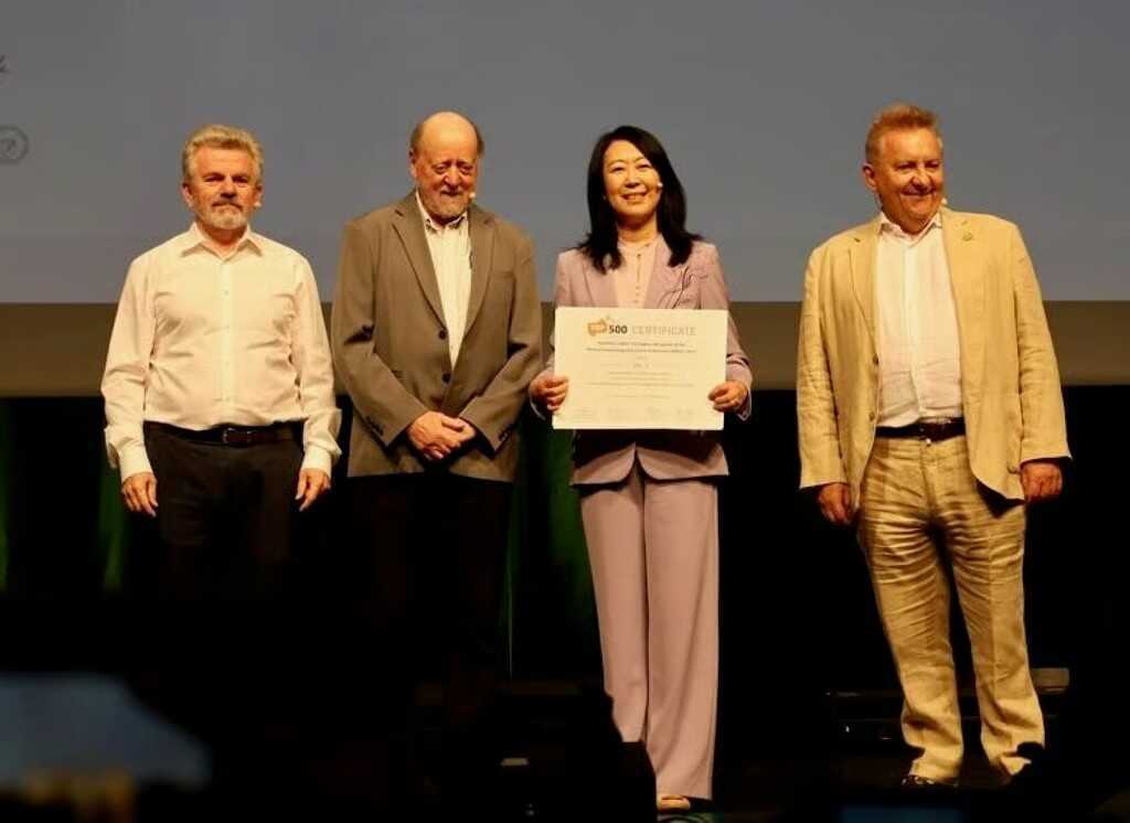 TOP500 co-founder Jack Dongarra (second from left) and LineShine chief designer Lu Yutong (third from left) attend the TOP500 award ceremony at the International Supercomputing Conference in Hamburg, Germany, on Tuesday. Photo: National Supercomputing Centre in Shenzhen