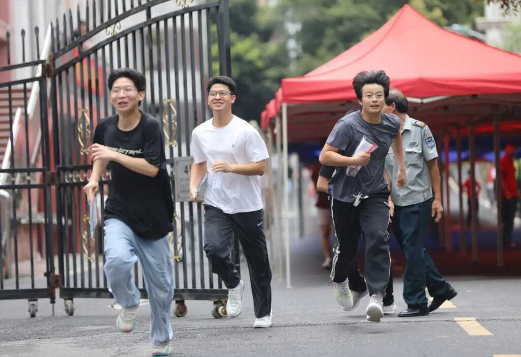 Trung Quốc kiểm tra kỹ kính mắt của thí sinh tham gia cao khảo