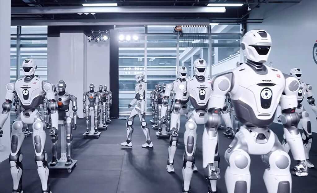 Kinh ngạc tốc độ xuất xưởng robot hình người của một nhà máy Trung Quốc