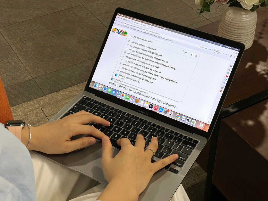Người Việt ồ ạt tìm kiếm ‘xác thực SIM’ và AI thế hệ mới