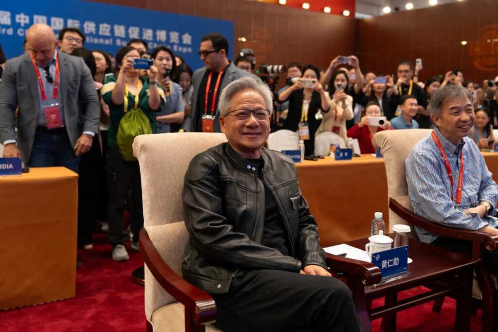 Trả 24 tỷ đồng để có được chiếc áo khoác da của Jensen Huang