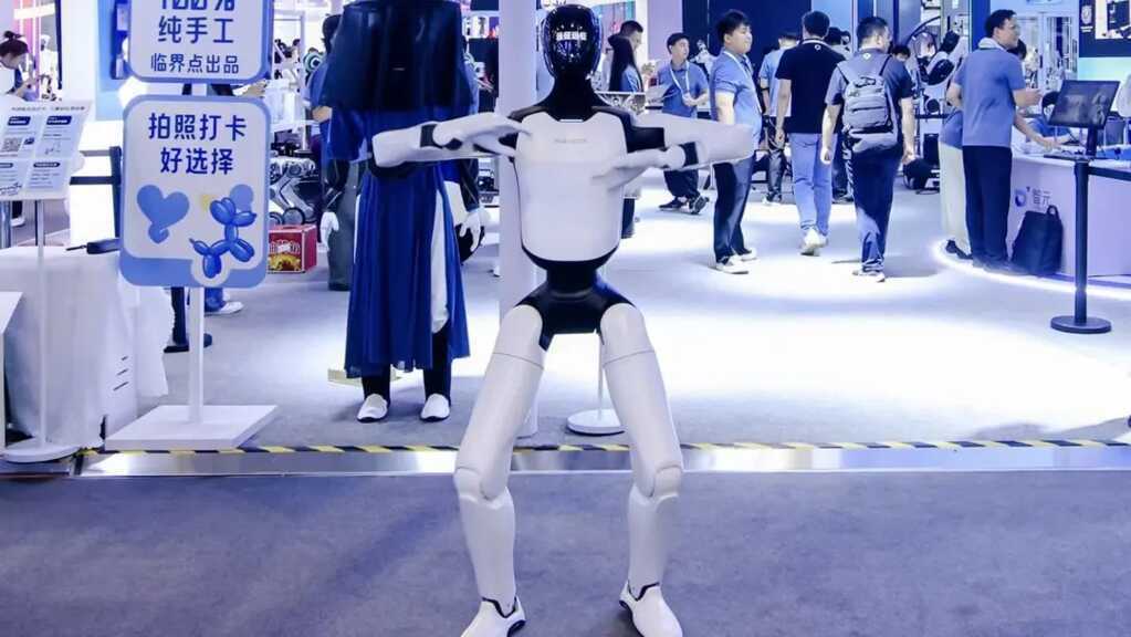 Robot hình người Trung Quốc cao 1m74, vận hành 8 tiếng liên tục
