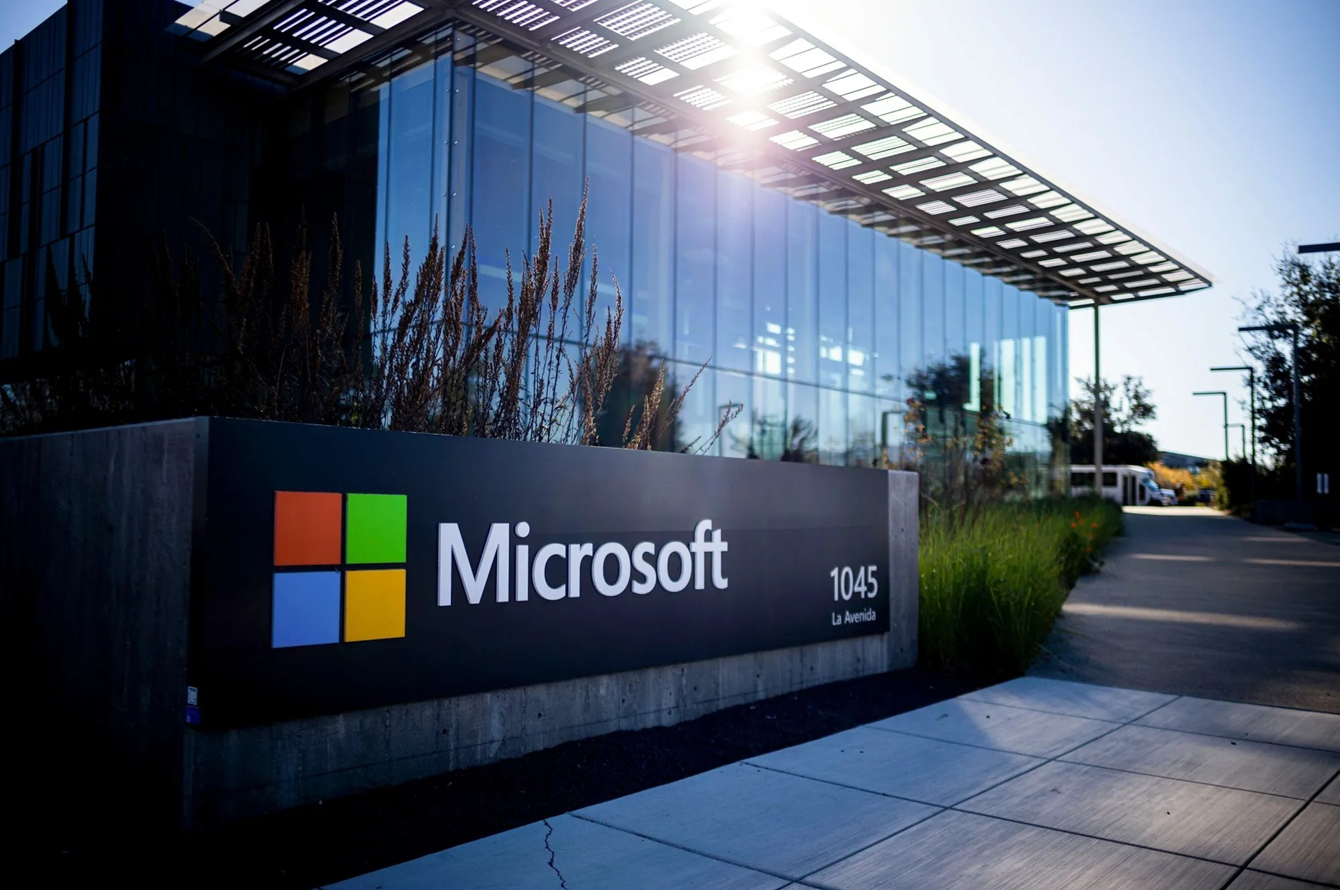 Microsoft sa thải 4.800 nhân sự