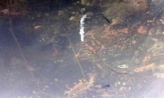 Phi hành gia chụp hình tên lửa Soyuz từ vũ trụ