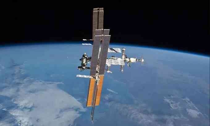 Phi hành gia vá chỗ rò khí trên trạm ISS