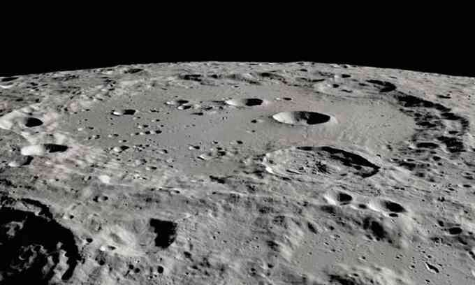 NASA phát hiện nước trên bề mặt Mặt Trăng