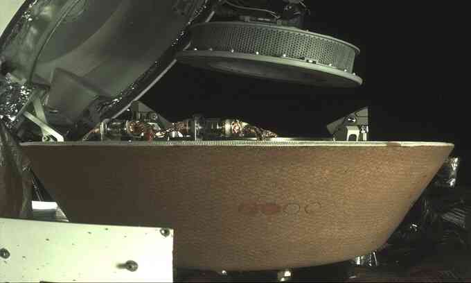 Tàu NASA cất thành công mẫu đá tiểu hành tinh