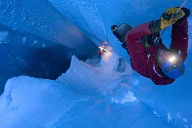 Dải băng Greenland xuất hiện nhiều lỗ hổng khổng lồ