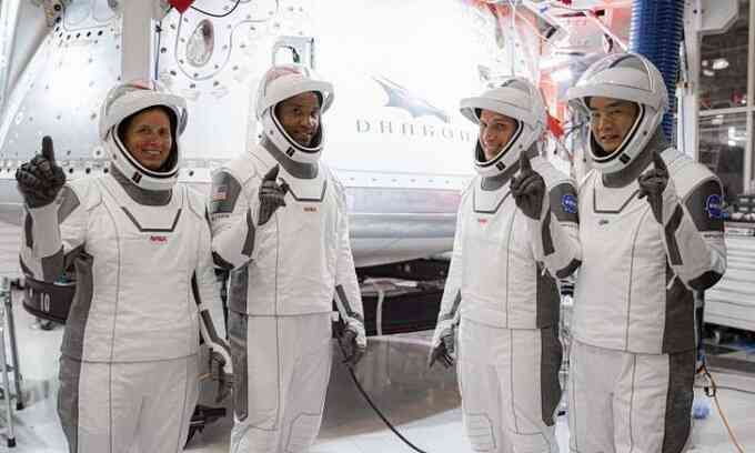 Phi hành gia chuẩn bị bay lên ISS bằng tàu SpaceX lần hai