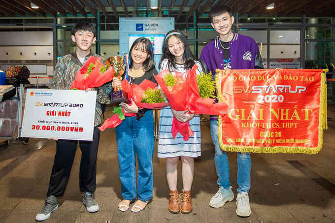 Học sinh phố núi chế ống hút từ hạt bơ