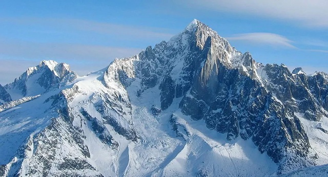 Ngọn núi bị nứt trên dãy Alps có thể sụp đổ bất cứ lúc nào