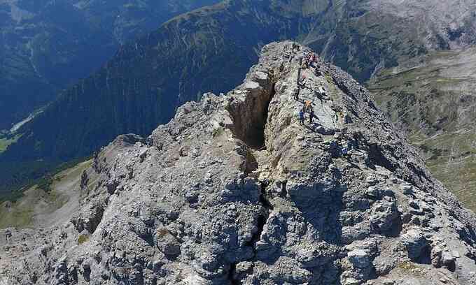 Vết nứt có thể khiến ngọn núi trên dãy Alps sụp đổ
