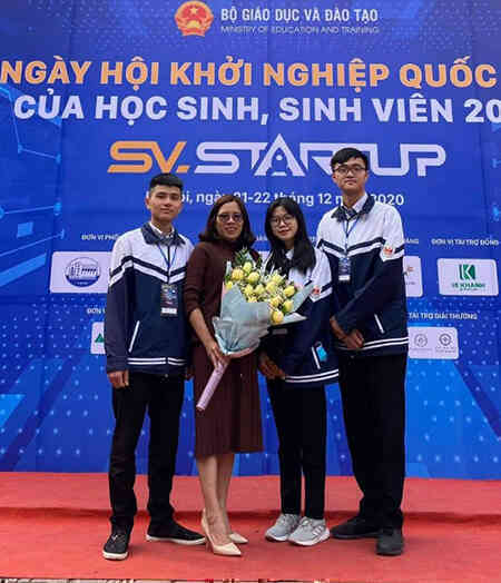 Học sinh bào chế thảo mộc trị bệnh cho hoa màu