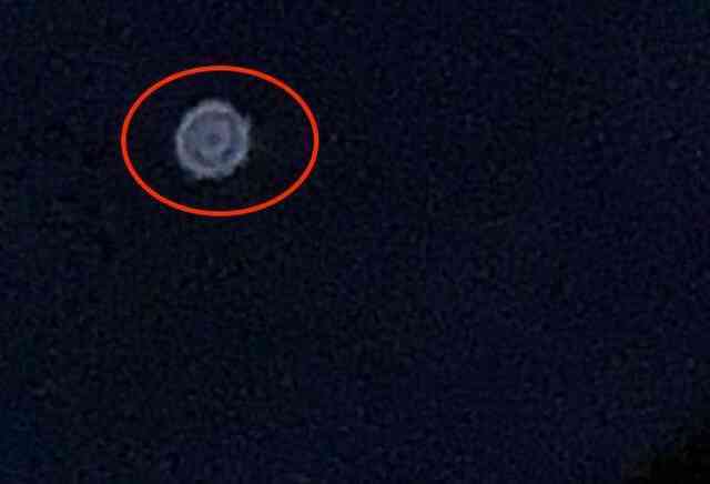 UFO hình sứa bí ẩn lơ lửng trên bầu trời nước Anh mỗi đêm