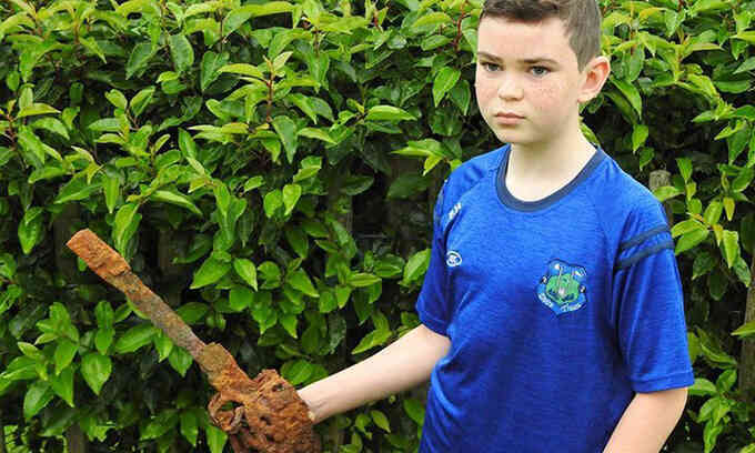Cậu bé tìm thấy thanh kiếm 300 năm tuổi