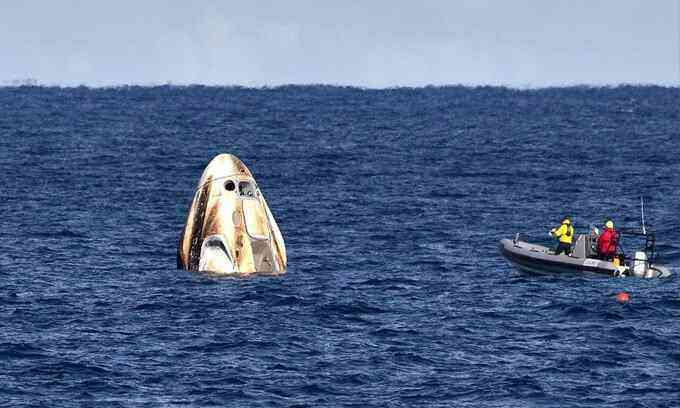 Tàu SpaceX chở phi hành gia hạ cánh thành công trên biển